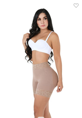 Tania Short  levanta Glúteo